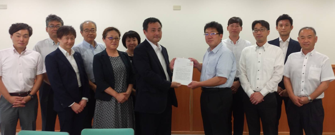 厚労省の労働基準監督課長に河田貴宏議長（右から５人目）が要請書を手交。左から５人目が連合の則松佳子副事務局長